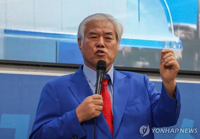 전광훈 목사 긴급기자회견 (서울=연합뉴스) 이진욱 기자 = 13일 서울 성북구 사랑제일교회에서 전광훈 목사가 8.15, 8.16 집회 관련 긴급기자회견을 하고 있다. 2025.8.13 cityboy@yna.co.kr
