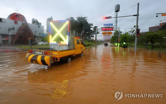 침수된 도로 (인천=연합뉴스) 임순석 기자 = 13일 인천 중구 운남동의 한 도로가 비로 침수돼 차량 운행이 통제되고 있다. 2025.8.13 soonseok02@yna.co.kr