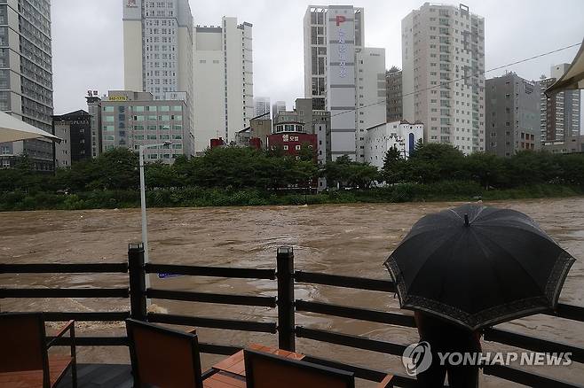 불어난 중랑천 (의정부=연합뉴스) 임병식 기자 = 수도권에 집중호우가 쏟아진 13일 경기도 의정부시 중랑천에서 물이 불어나 있다. 2025.8.13 andphotodo@yna.co.kr