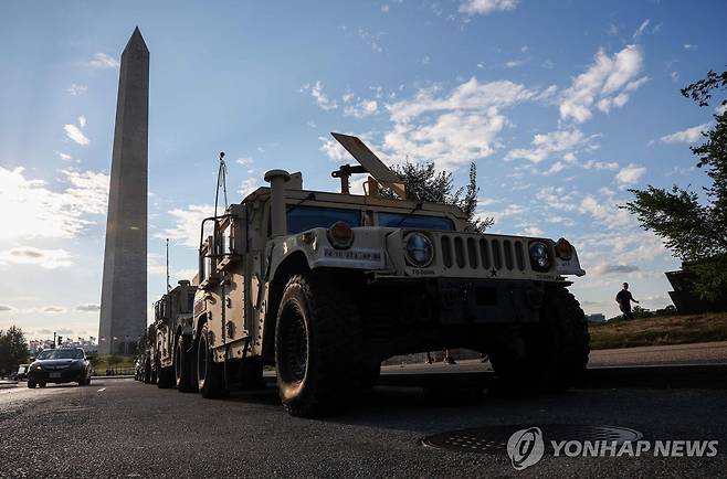 주방위군 배치에 맞춰 나타난 워싱턴DC의 군용차량 [AFP 연합뉴스. 재판매 및 DB 금지]