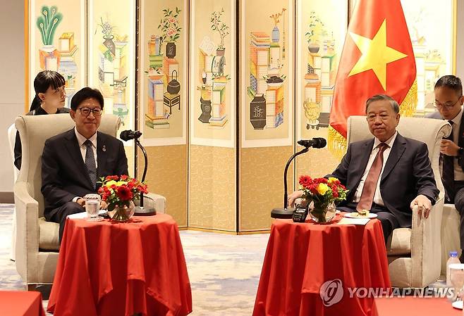 부산 방문한 또 럼 베트남 공산당 서기장 (부산=연합뉴스) 박성제 기자 = 박형준 부산시장이 13일 국빈 방문 일정 중 하나로 부산 부산진구 롯데호텔에서 열린 주부산베트남총영사관 출범식에 참석한 또 럼 베트남 공산당 중앙집행위원회 서기장을 접견하고 있다. 2025.8.13 psj19@yna.co.kr