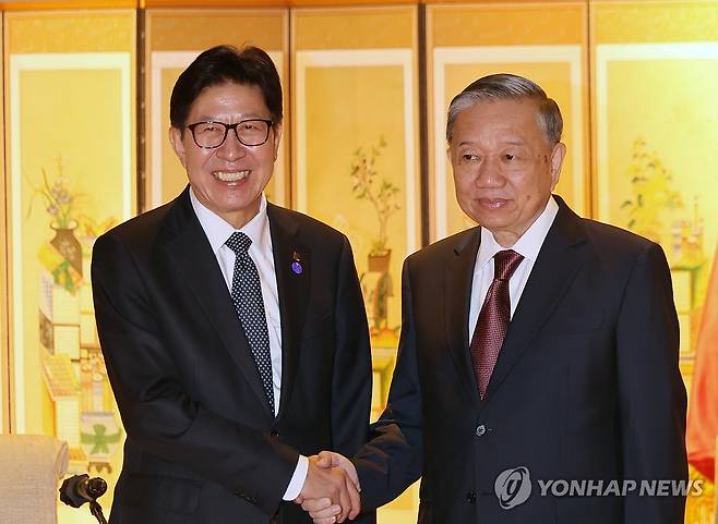 부산 방문한 또 럼 베트남 공산당 서기장 (부산=연합뉴스) 박성제 기자 = 박형준 부산시장이 13일 국빈 방문 일정 중 하나로 부산 부산진구 롯데호텔에서 열린 주부산베트남총영사관 출범식에 참석한 또 럼 베트남 공산당 중앙집행위원회 서기장을 접견하고 있다. 2025.8.13 psj19@yna.co.kr