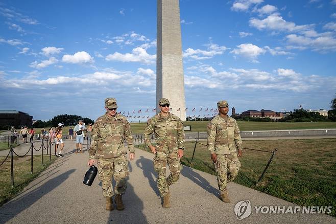 워싱턴DC 도심 순찰하는 주방위군  [UPI 연합뉴스. 재판매 및 DB 금지]