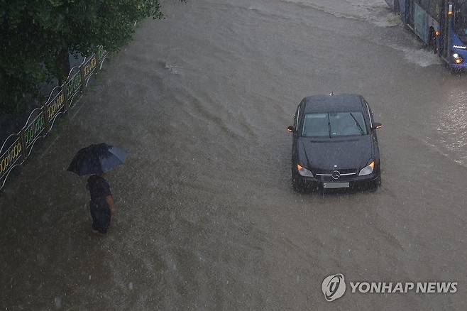 침수된 차량 (의정부=연합뉴스) 임병식 기자 = 수도권에 집중호우가 쏟아진 13일 경기도 의정부시에서 도로가 침수돼 차량이 멈춰 있다. 2025.8.13 andphotodo@yna.co.kr