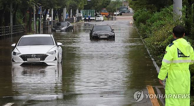 침수된 능곡역 부근 도로 (고양=연합뉴스) 이진욱 기자 = 13일 집중호우로 경기도 고양시 능곡역 부근 도로가 침수돼 있다. 2025.8.13 cityboy@yna.co.kr