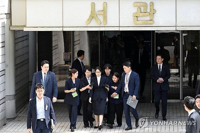 영장심사 마친 김건희 여사 (서울=연합뉴스) 윤석열 전 대통령 부인 김건희 여사가 12일 구속 전 피의자 심문(영장실질심사)을 마친 뒤 서울 서초구 서울중앙지법을 나서고 있다. 2025.8.12 [사진공동취재단] photo@yna.co.kr