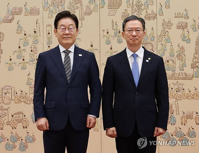 이재명 대통령, 정성호 법무부장관 임명장 수여 (서울=연합뉴스) 홍해인 기자 = 이재명 대통령이 23일 서울 용산 대통령실 청사에서 열린 임명장 및 위촉장 수여식에서 정성호 법무부 장관에게 임명장을 수여한 뒤 기념촬영을 하고 있다. 2025.7.23 hihong@yna.co.kr