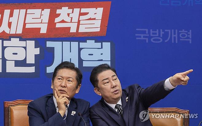 민주당 지도부의 대화 (서울=연합뉴스) 황광모 기자 = 더불어민주당 정청래 대표(왼쪽)과 김병기 원내대표가 13일 국회에서 열린 최고위원회 도중 대화하고 있다. 2025.8.13 hkmpooh@yna.co.kr