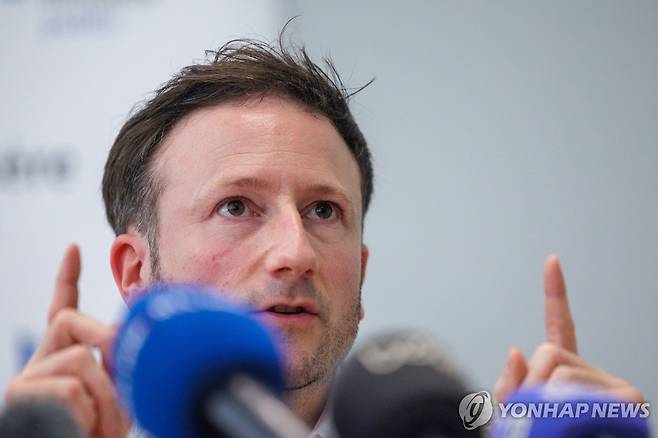 기자회견하는 벨기에 브뤼셀 검사장 [EPA 연합뉴스 자료사진. 재판매 및 DB 금지]