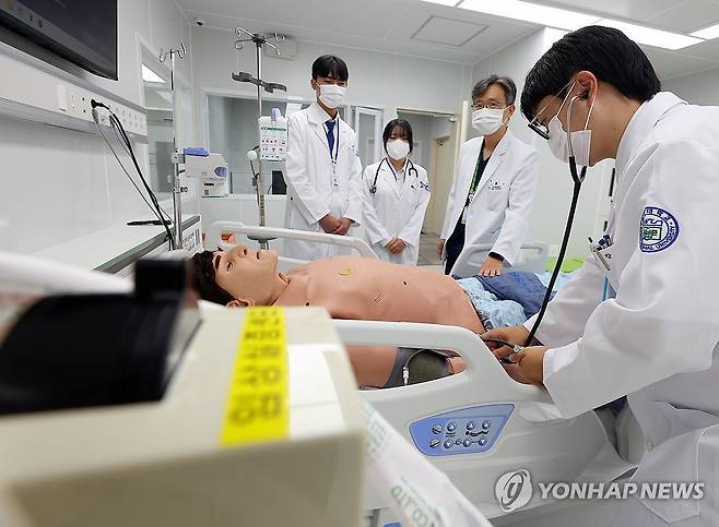 학업에 복귀한 의대생들 (부산=연합뉴스) 손형주 기자 = 11일 부산 서구 부산대학교 글로컬임상실증센터에서 부산대 의대 본과 3학년 학생들이 복귀 후 첫 실습수업에 참여하고 있다. 2025.8.11 handbrother@yna.co.kr