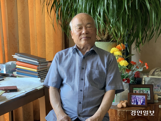 지난 12일 화성시 향남읍 자택에서 본지와 인터뷰 중인 강신범(84) 제암교회 원로목사. 2025.8.12 /유혜연기자 pi@kyeongin.com