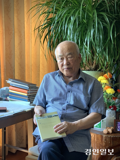 지난 12일 화성시 향남읍 자택에서 본지와 인터뷰 중인 강신범(84) 제암교회 원로목사. ‘제암교회 어제와 오늘’이라는 책을 들고 있다. 2025.8.12 /유혜연기자 pi@kyeongin.com
