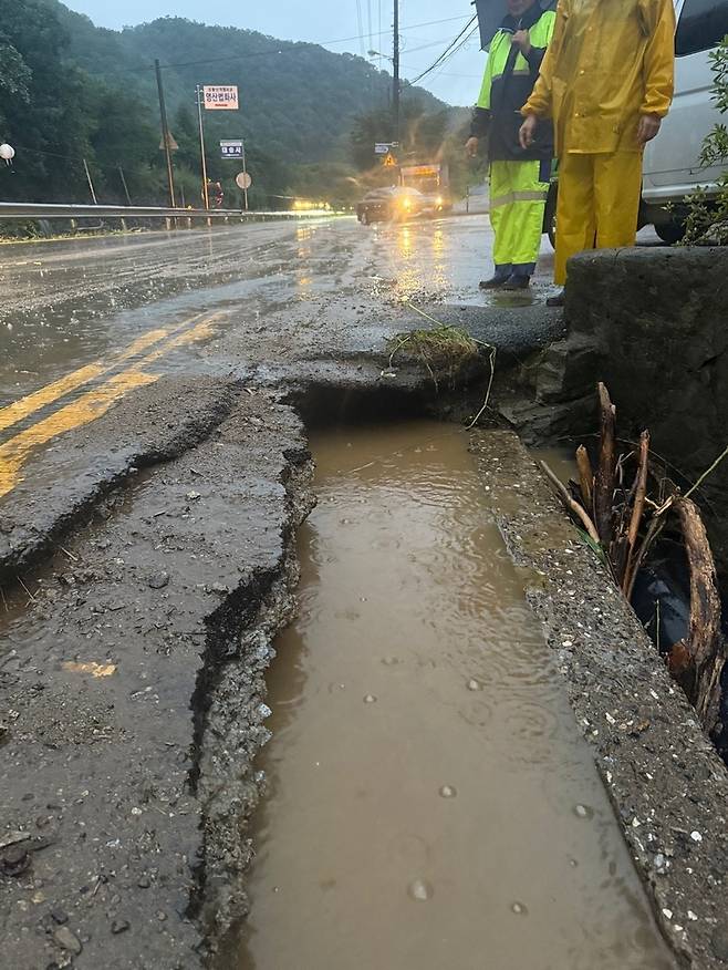 ▲ 양주시가 폭우로 유실된 도로를 점검하고 있다. /사진제공=양주시