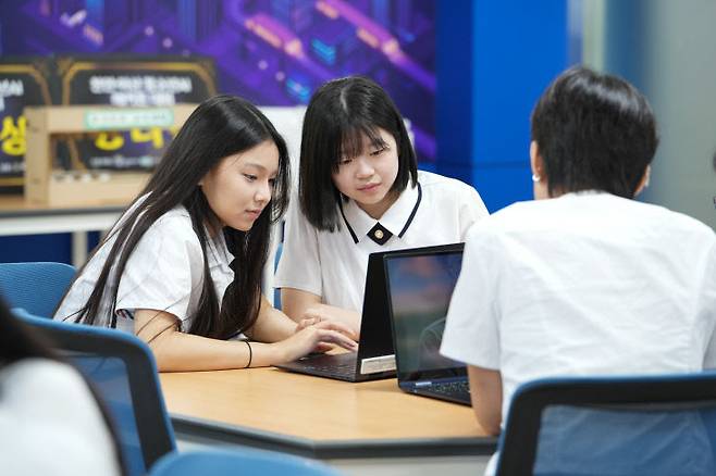 천안여상 학생들이 조를 이뤄 동아리 활동을 하고 있다. /충남교육청 제공