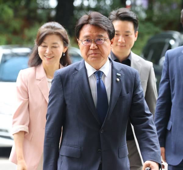 조국혁신당 황운하 의원이 14일 서울 서초구 대법원에서 열린 '울산시장 선거개입 의혹' 상고심 선고공판에 출석하고 있다.이 사건은 2018년 지방선거 전 청와대가 문재인 전 대통령의 친구로 알려진 송철호 전 울산시장의 당선을 돕기 위해 조직적으로 개입해 공직선거법을 위반했다는 혐의가 핵심이다. 연합뉴스