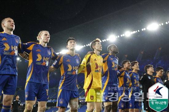 ▲ Cho Hyun -woo, who plays a victory ceremony with his colleagues. Korea Professional Football Federation provided
