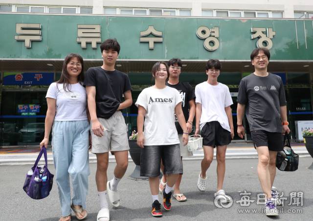 양이수·장현주 부부와 첫째딸 시은, 둘째 주원, 셋째 서원, 넷째 지원 등 여섯 식구는 수영을 좋아하고 실력도 수준급이다. 온 가족이 두류수영장에서 수영을 마친 뒤 귀가하고 있다. 정운철 기자 woon@imaeil.com