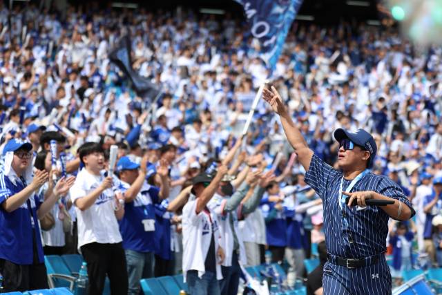 삼성 라이온즈 팬들이 대구 삼성라이온즈파크를 가득 메운 채 응원하는 모습. 삼성 제공