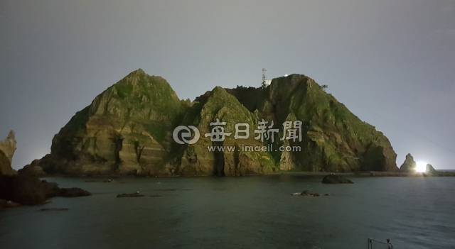 독도 동도 야간 전경. 독도 동도 정상에는 등대와 독도경비대가 자리잡고 있다. 조준호 기자