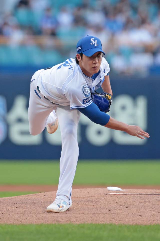 삼성 라이온즈의 원태인이 14일 대구에서 열린 KIA 타이거즈와의 경기에 선발 등판해 투구하고 있다. 삼성 제공