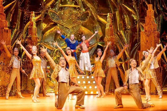 뮤지컬 '알라딘' 중 'Friend Like Me'(나 같은 친구) 장면의 지니 정성화와 알라딘 박강현. 에스앤코 제공