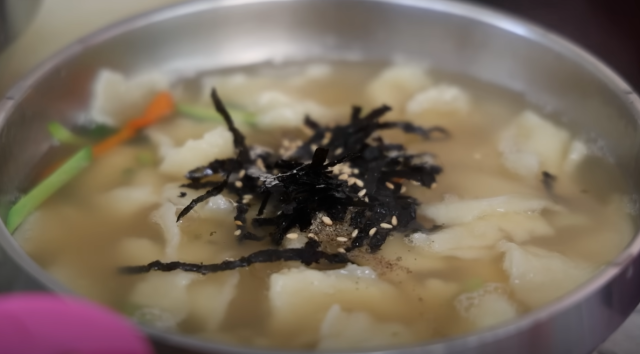 가격 4000원의 쫀득한 식감의 수제비. 유튜브 쯔양 캡처