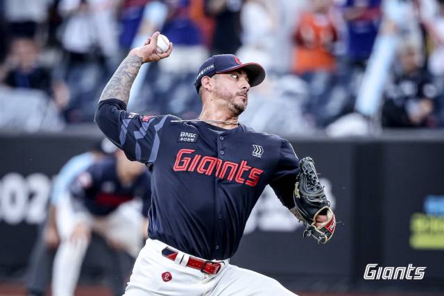 롯데 새 외국인 투수 벨라스케즈가 지난 13일 KBO리그 데뷔 무대에서 한화를 상대로 역투하고 있다. 롯데 자이언츠 제공