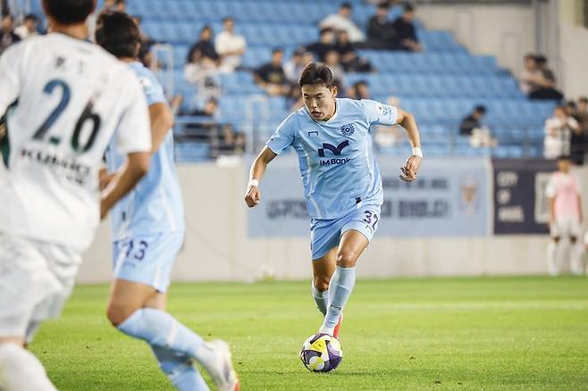 지난 5월27일 K리그1 16라운드에서 전북을 상대로 경기를 뛰고 있는 정치인.<대구FC 제공>