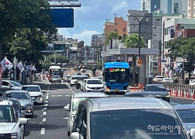 탐라장애인복지관 정류소에서 제주시청 방향 도로구간. ⓒ헤드라인제주