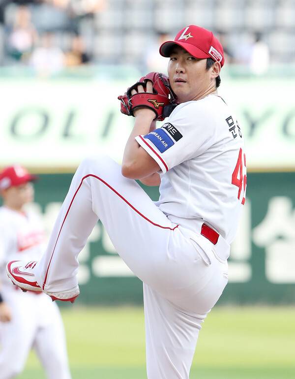 SSG 랜더스의 선발투수로 마운드에 등판한 문승원. (사진=SSG 랜더스)