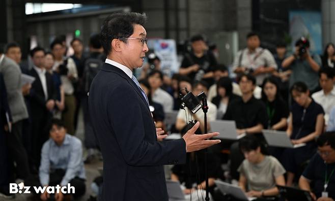 이억원 금융위원장 후보자가 14일 오전 서울 중구 예금보험공사에 마련된 인사청문회 준비 사무실에 첫 출근을 하며 소감을 밝히고 있다./사진=이명근 기자 qwe123@