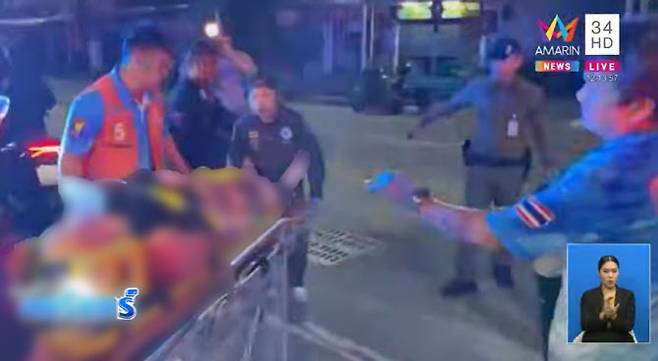 태국 파타야 한 마사지업소에서 난동을 부리다 중상을 입은 20대 한국인 남성이 병원으로 이송되고 있다. (사진=유튜브 채널 ‘AMARINTV’)