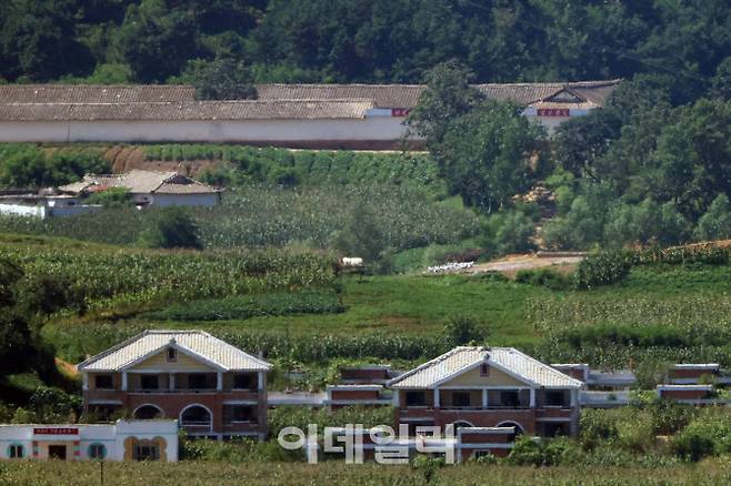 북한이 대남 확성기 철거를 시작한 것으로 확인된 10일 경기도 파주시 오두산 통일전망대에서 북한 황해북도 개풍군 일대가 보이고 있다.[뉴시스 제공]