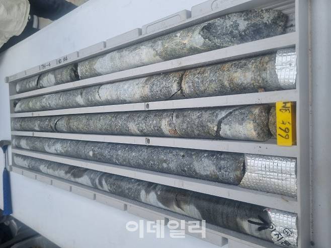 태백 URL 지표물리탐사 당시 시추조사를 실시해 채취한 암추(시추코어). 심도 665m에서 홍제사화강암이 채취됐다. (사진=정두리 기자)