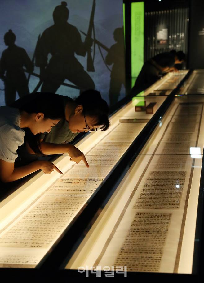 국가유산청이 광복 80주년을 맞아 덕수궁 돈덕전에서 개최하는 특별전 ‘빛을 담은 항일유산’ 특별전 언론공개회가 11일 열렸다. 참석자들이 이번 전시에서 최초로 공개하는 ‘항일의병 관련 문서’를 관람하고 있다. (사진=김태형 기자)