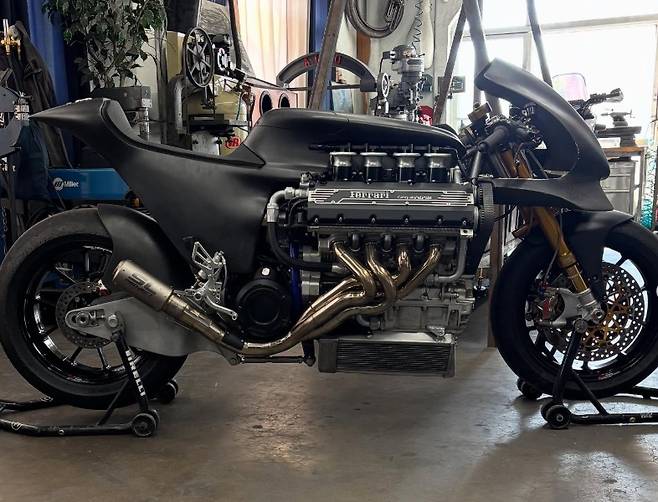 페라리 V8 엔진을 탑재한 HF355. /맥스웰하잔 인스타그램