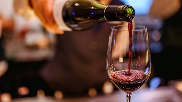 잠들기 전 와인 한 잔이 심장 건강에 나쁜 영향을 미칠 수 있다｜출처: 클립아트코리아