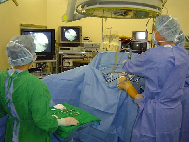 무릎 관절경 수술 장면.