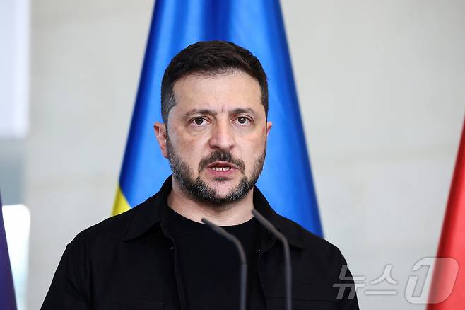 볼로디미르 젤렌스키 우크라이나 대통령이 13일(현지시간) 유럽 주요국 정상과 도널드 트럼프 미국 대통령이 참여한 화상 회의 이후 독일 베를린에서 기자회견을 갖고 있다. 2025.8.13 ⓒ 로이터=뉴스1 ⓒ News1 김경민 기자