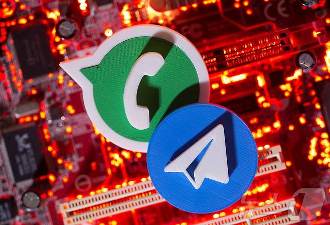 메신저 '텔레그램'과 '왓츠앱'의 로고. 2021.1.22 ⓒ 로이터=뉴스1 ⓒ News1 김경민 기자