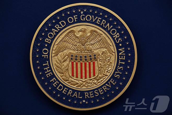 미국 워싱턴 D.C.에 위치한 연방준비제도(Fed) 본부에서 촬영된 연준 이사회(이사회의장단)의 공식 문장(Seal) ⓒ AFP=뉴스1