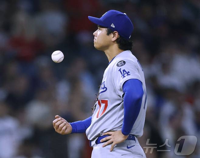 LA 다저스 오타니 쇼헤이가 14일(한국시간) 열린 2025 메이저리그 LA 에인절스전에서 선발 등판해 4⅓이닝 7탈삼진 4실점을 기록했다. 다저스는 5-6으로 역전패하며 내셔널리그 서부지구 2위로 추락했다. ⓒ AFP=뉴스1