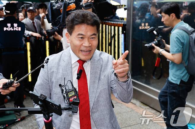 전한길 전 한국사 강사가 14일 오전 서울 여의도 국민의힘 중앙당사에서 열린 중앙윤리위원회 회의에 출석하고 있다. 윤리위는 이날 회의를 열고 지난 대구·경북 합동 연설회에서 일부 후보를 향해 '배신자'라고 연호하며 소란을 일으킨 전 씨에 대한 징계 수위를 확정할 예정이다. 2025.8.14/뉴스1 ⓒ News1 안은나 기자