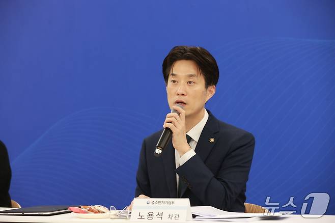 노용석 중소벤처기업부 차관이 14일 서울 중구 서울고용복지플러스센터에서 열린 '소상공인 회복 및 안전망 강화 제3차 간담회'에서 인사말을 하고 있다. (중소벤처기업부 제공. 재판매 및 DB금지)