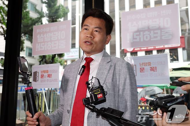 전한길 전 한국사 강사가 14일 오전 서울 여의도 국민의힘 중앙당사에서 열린 중앙윤리위원회 회의에 출석하며 입장을 밝히고 있다.(공동취재) 2025.8.14/뉴스1 ⓒ News1 안은나 기자