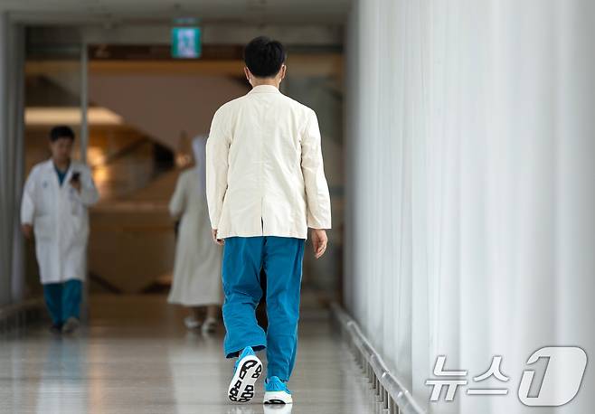 서울 시내 한 대학병원에서 의료진이 걸음을 옮기고 있다.  2025.8.11/뉴스1 ⓒ News1 이승배 기자 (사진은 기사 내용과 무관함) / 뉴스1 ⓒ News1