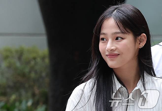 뉴진스 민지가 14일 서울 서초구 서울중앙지방법원에서 열린 어도어가 뉴진스를 상대로 제기한 전속계약 유효 확인 소송 조정기일에 출석하고 있다. 뉴진스와 어도어 간의 합의에 이르지 못할 경우, 재판부는 오는 10월 판결을 선고할 예정이다. 2025.8.14/뉴스1 ⓒ News1 김성진 기자