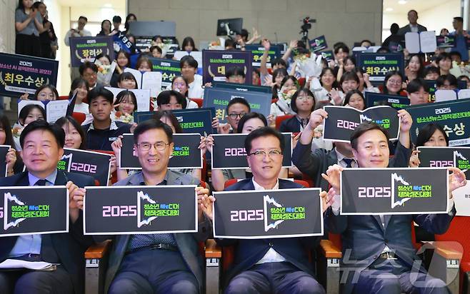 조원휘 대전시의회 의장은 14일 대전시청자미디어센터에서 개최된 2025 청소년 미디어제작 경진대회 시상식에 참석해 대회의 성공적 개최를 기원하며 지역사회에 대한 청소년들의 높은 관심과 열정을 응원했다. (대전시의회 제공. 재판매 및 DB금지)2025.8.14/뉴스1