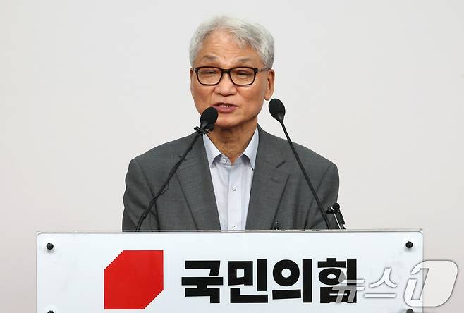 여상원 국민의힘 중앙윤리위원회 위원장이 14일 오후 서울 여의도 중앙당사에서 전한길 씨 징계 논의 결과를 발표하고 있다. 2025.8.14/뉴스1 ⓒ News1 이광호 기자