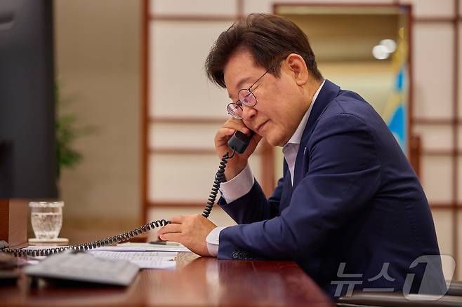 이재명 대통령이 14일 서울 용산 대통령실 청사에서 페르디난드 로무알데즈 마르코스 주니어 필리핀 대통령과 통화를 하고 있다. (대통령실 제공. 재판매 및 DB금지) 2025.8.14/뉴스1 ⓒ News1 이재명 기자